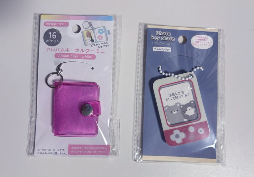 セリアで購入した、アルバムキーホルダーミニ(16ポケット)・フォトキーホルダー